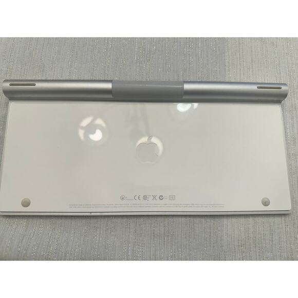 Genuine Apple Bluetooth Keyboard A1314 AA batteries not included - Picture 2 of 4